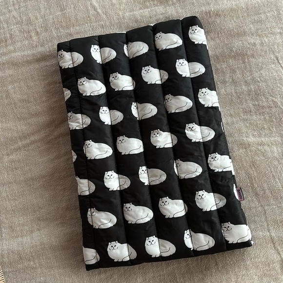 BAGGU Cat Print Puffy Laptop Sleeve NWOT - Picture 3 of 9